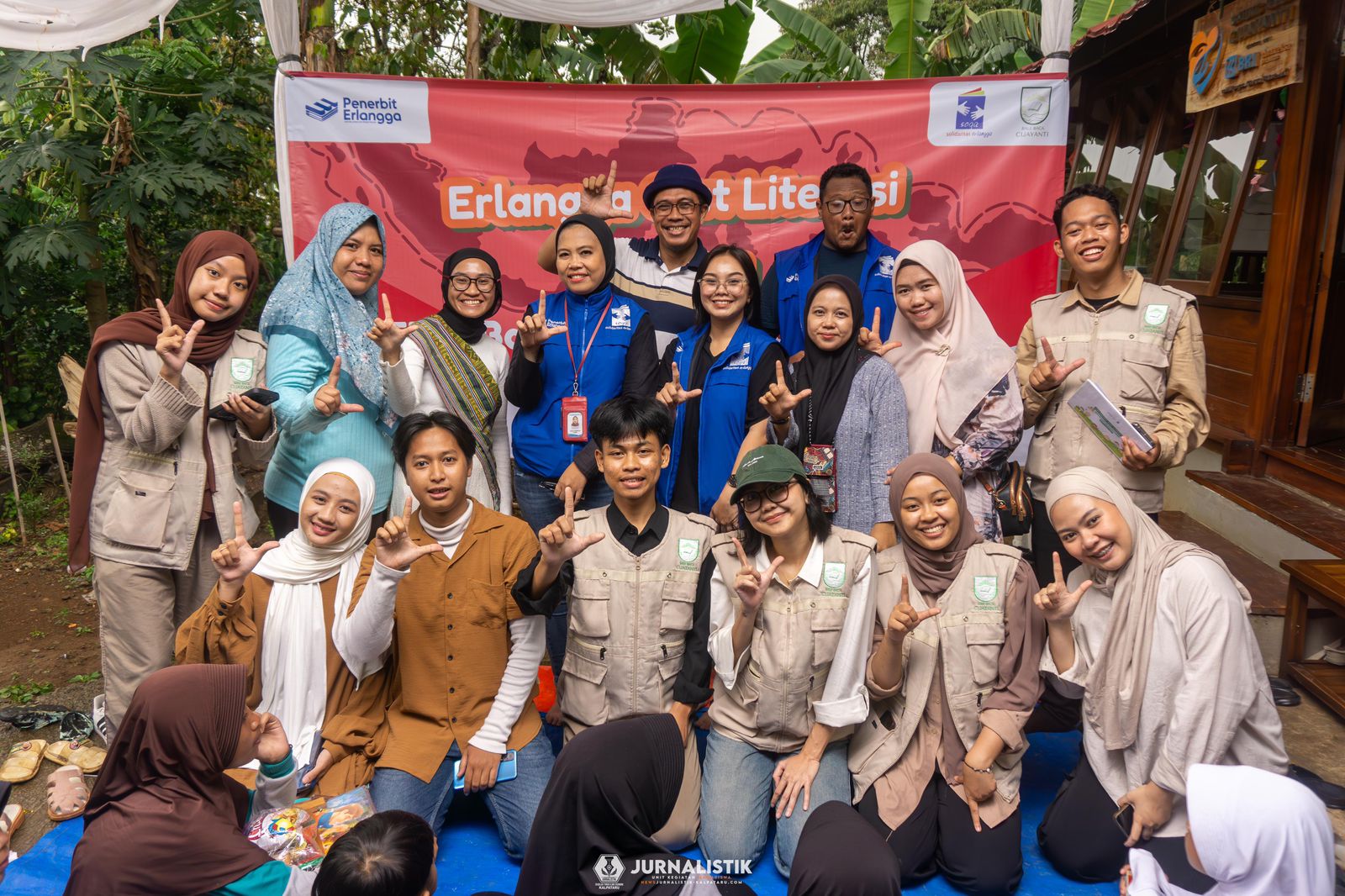 Suasana saat berlangsungya program Erlangga Giat Literasi yang diikuti oleh sebanyak 75 anak di Desa Cijayanti, Kabupaten Bogor.