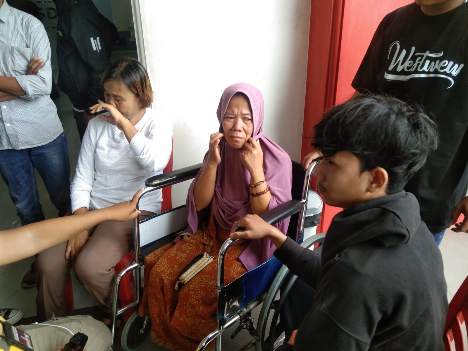 Istri korban petugas pengamanan TPS yang meninggal dunia saat ditemui di RS Medika Dramaga.