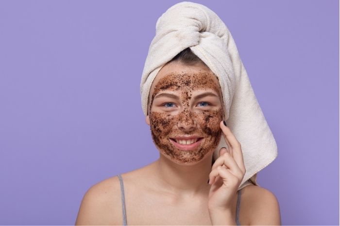 Begini cara membuat masker kopi DIY untuk kulit yang sehat, bersih, dan cerah secara alami.