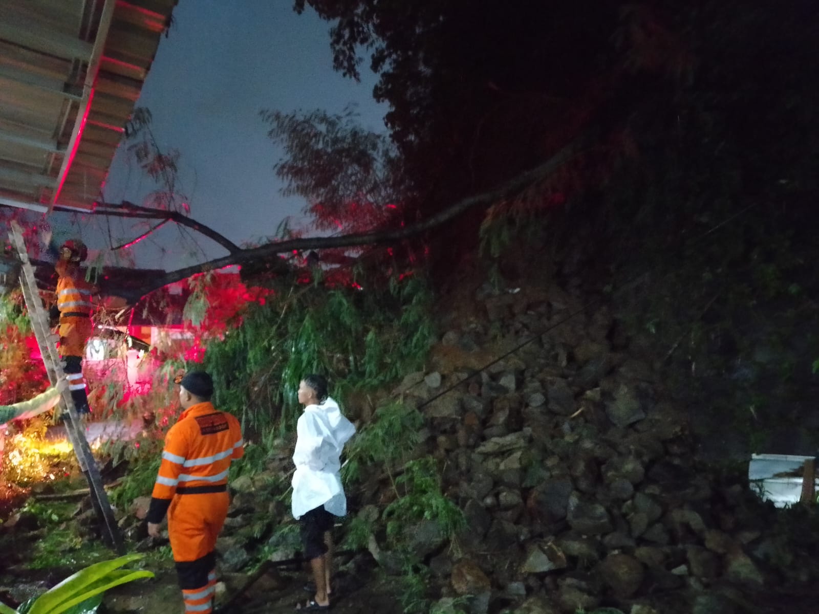 Kondisi longsor di Perumahan Villa Bogor Indah 3.