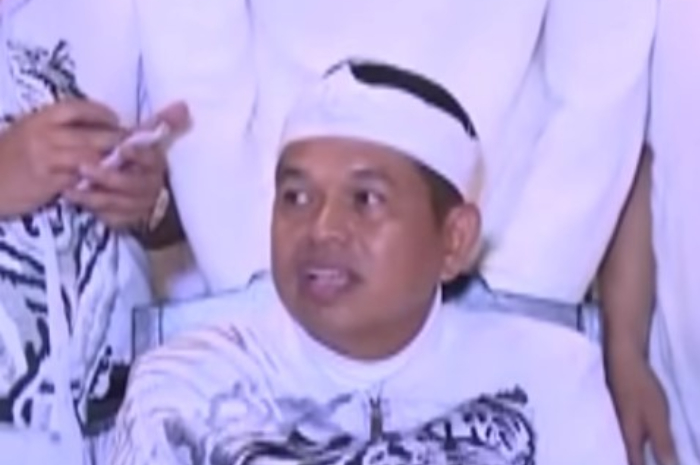 Gubernur Jabar terpilih Dedi Mulyadi saat memberikan keterangan kepada wartawan.