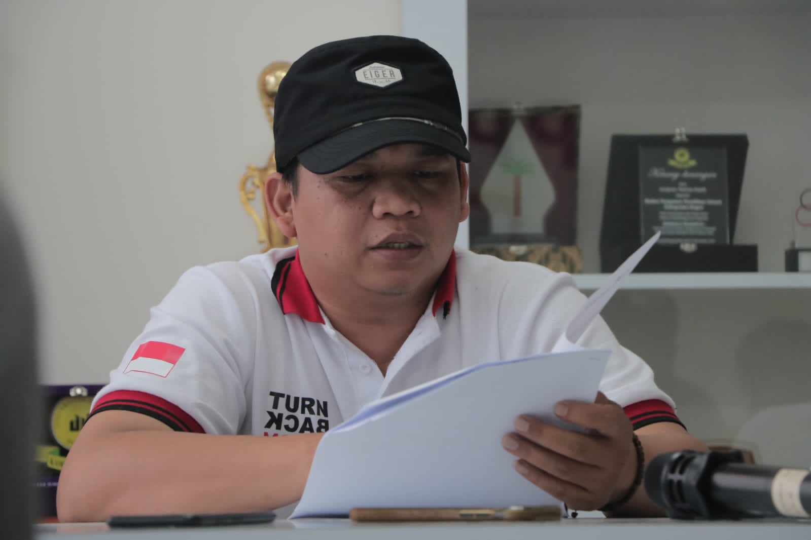 Kordiv Pencegahan dan Permas Humas, Bawaslu Kabupaten Bogor, Burhanudin saat temu media di Kantor Bawaslu, Cibinong, Kabupaten Bogor, Jawa Barat.