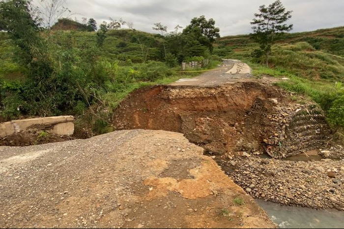 LONGSOR : Konsisi jalan penghubung dua desa atau jalur Puncak II di Kampung Bojong, Hambalang.