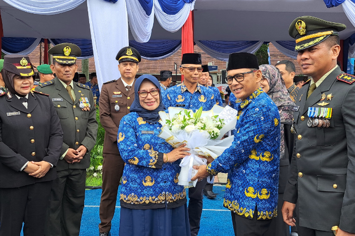 Forkopimda Kota Bogor memberi kejutan berupa karangan bunga pada Sekretaris Daerah Kota Bogor, Syarifah Sofiah yang akan masuk masa pensiun.