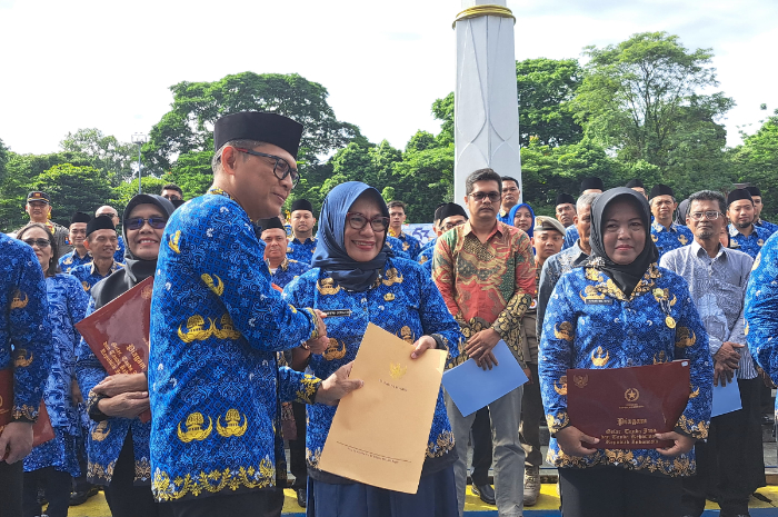 Penyerahan SK Purnabakti Sekda Kota Bogor, Syarifah Sofiah.