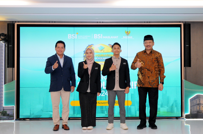 Peresmian awardee BSI Scholarship 2024 oleh Direktur Utama BSI Hery Gunardi (kiri) bersama Ketua BAZNAS RI Noor Ahmad (kanan) bersama dengan para awardee BSI Scholarship 2024.