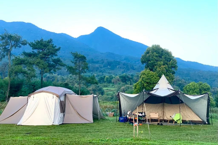 Suasana Camping Ground Bukit Gajah di Desa Sukaharja, Kecamatan Cijeruk, Kabupaten Bogor.