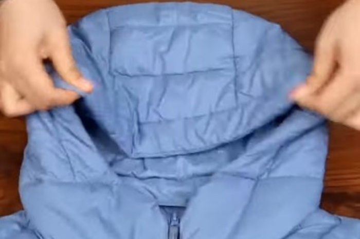 Jaket menjadi salah satu barang yang harus dibawa saat staycation di villa Puncak Bogor.