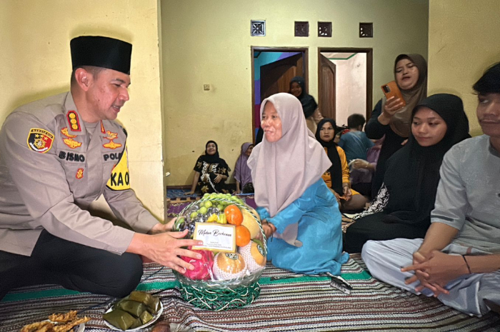 Kapolresta Bogor Kota Kombes Pol Bismo Teguh Prakoso memberikan santunan dan bantuan bagi keluarga petugas pengamanan TPS yang wafat di Kota Bogor.