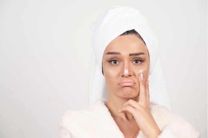 Ini dia tahapan skincare yang perlu kamu tahu untuk pemilik kulit berminyak; rekomendasi dari dokter kecantikan.