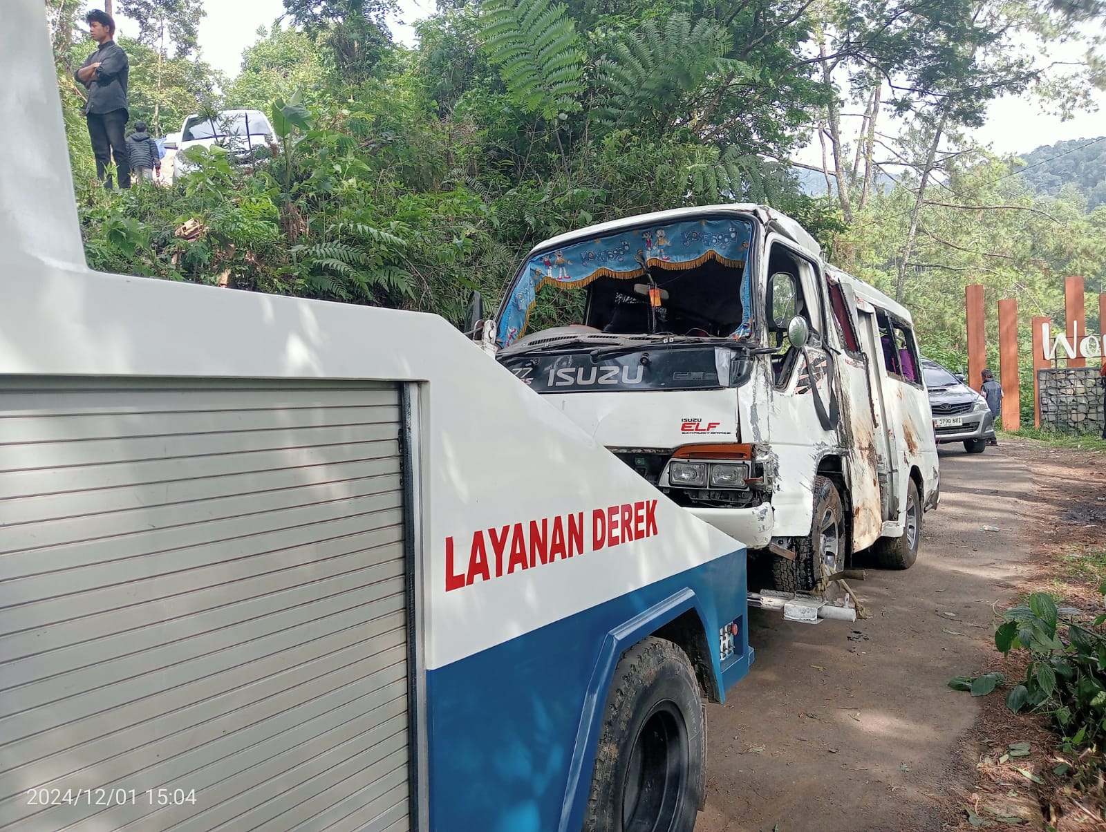 Mobil yang terlibat kecelekaan maut di Kawasan Puncak Bogor, yang membawa rombongan wisatawan asal Jakarta.