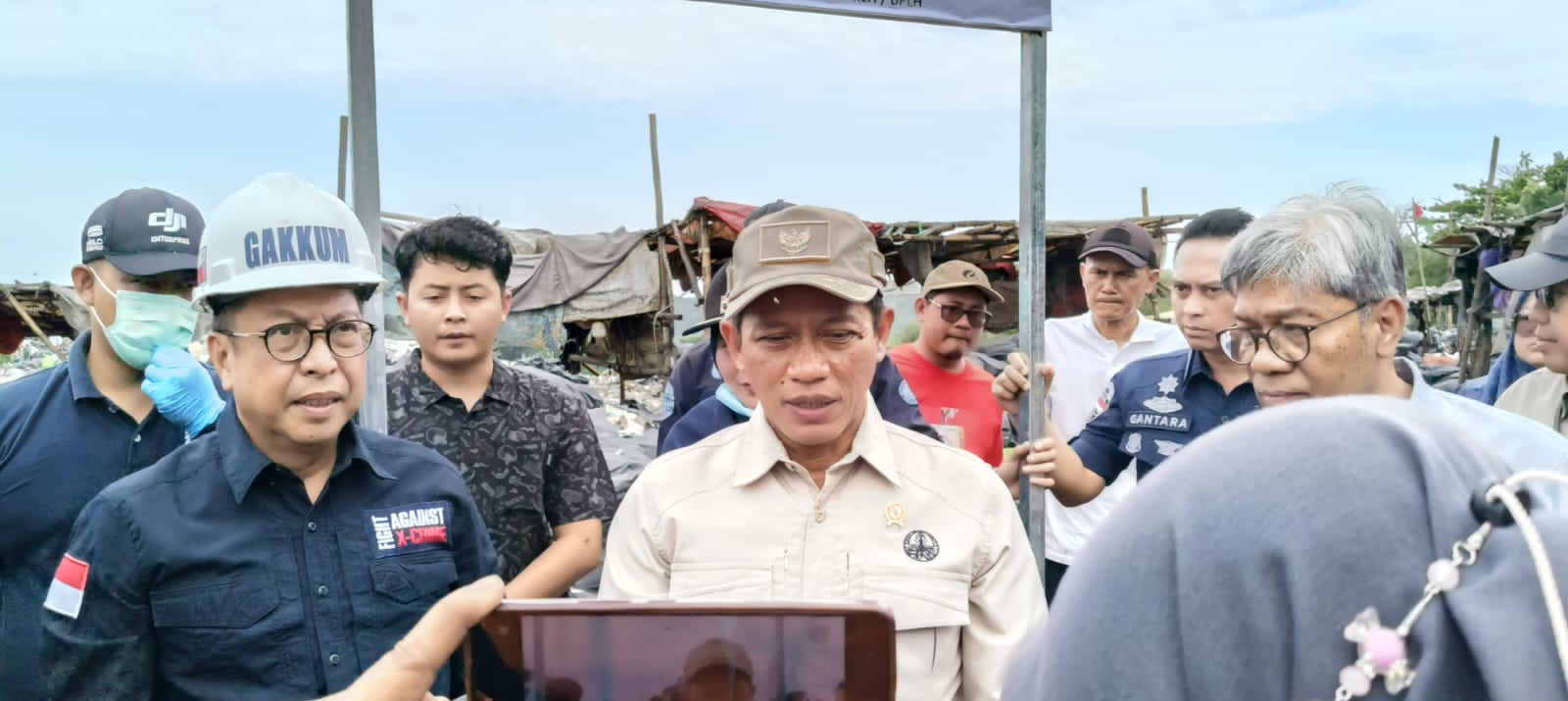 Menteri LH - BPLH Hanif Faisol usai memasang segel di TPA liar di Klapanunggal Bogor.