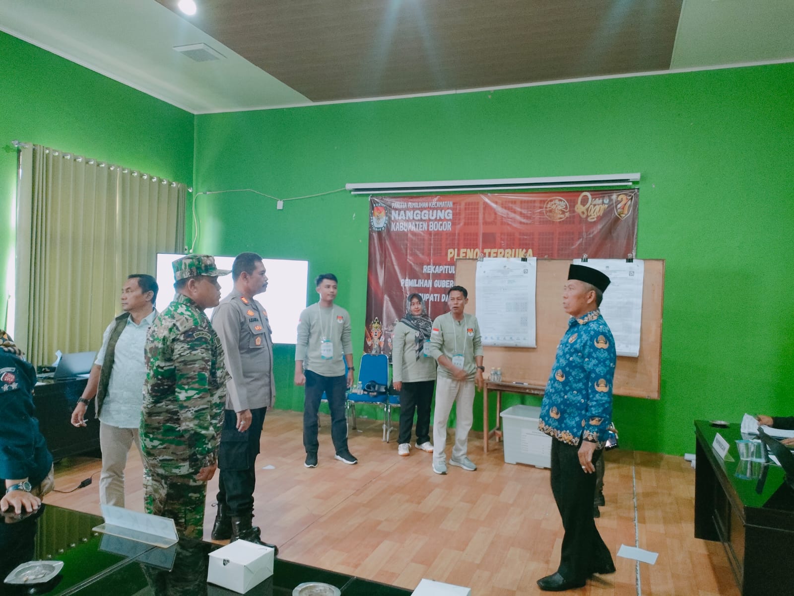 Suasana Rekapilutasi Perhitungan Suara Pilkada 2024 di Kecamatan Nanggung Bogor.