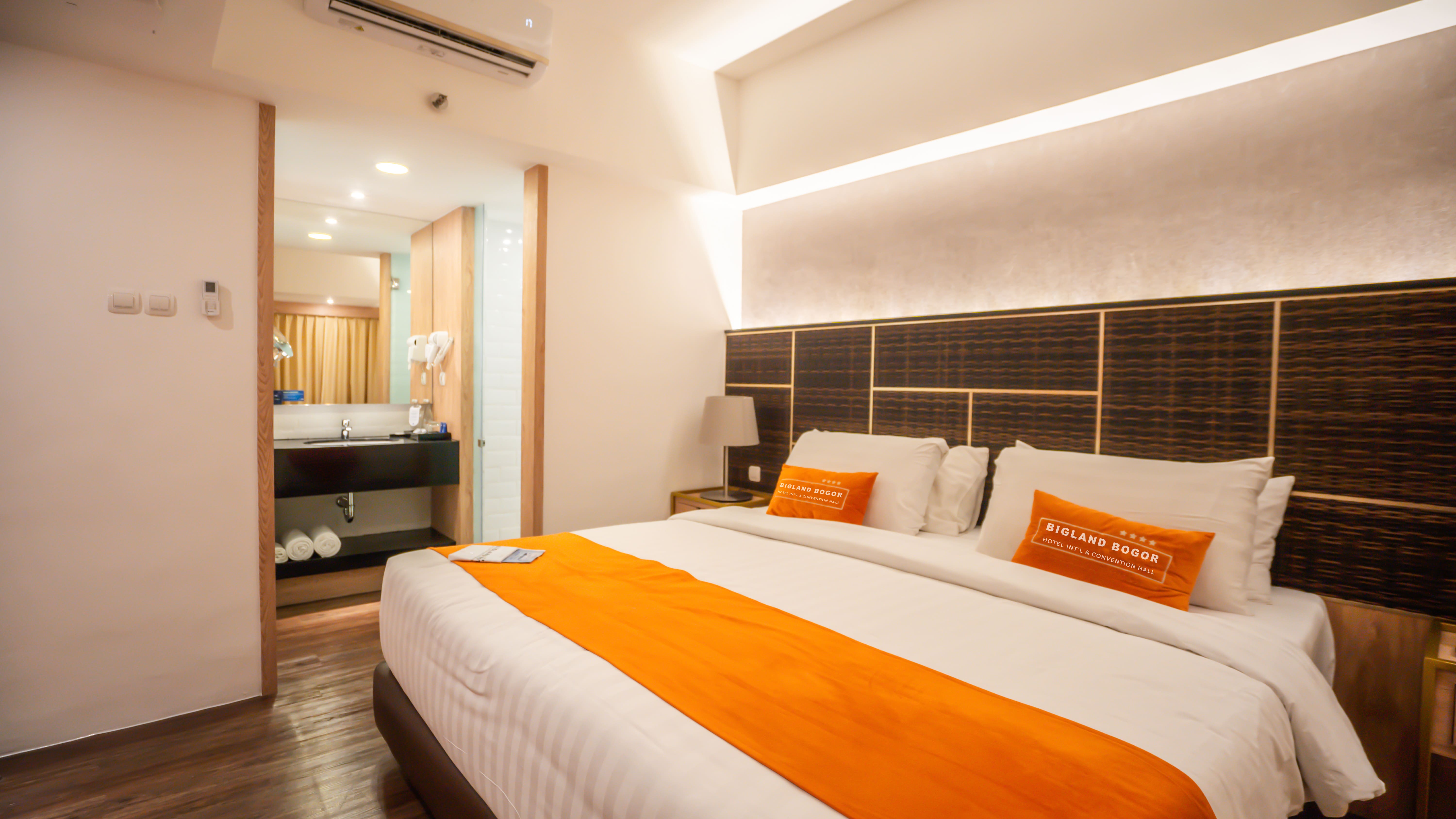 Suasana Suite Balcony di Bigland Bogor Hotel