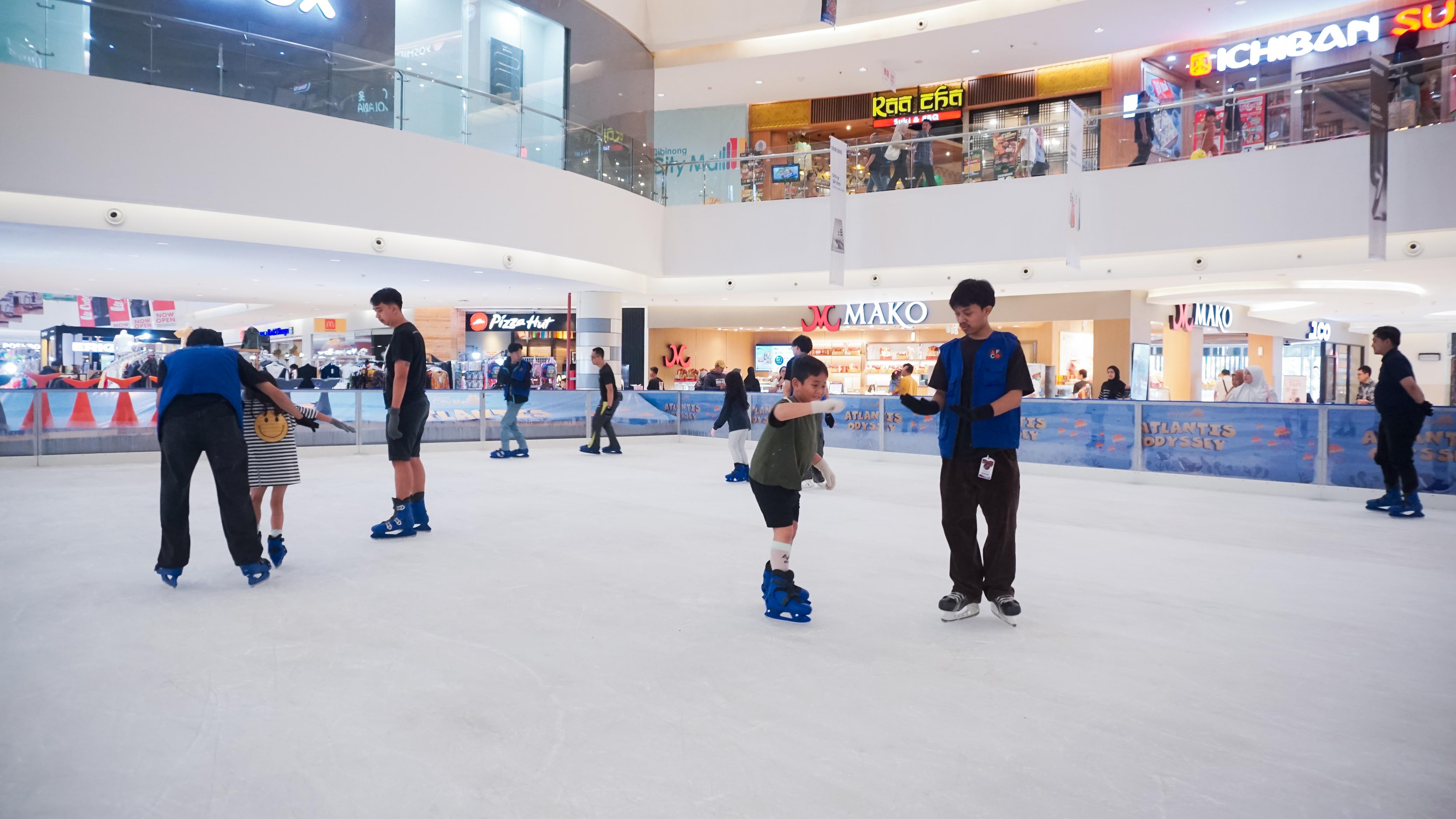 Wahana ice skating di Cibinong City Mall. Anda bisa menghabiskan liburan Natal dan Tahun Baru di sana.