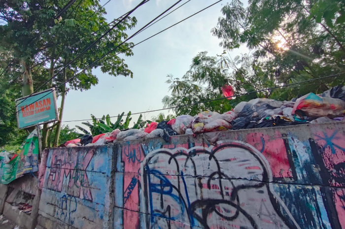 Terlihat tumpukan sampah di pinggir Jalan Raya Parung Bogor.