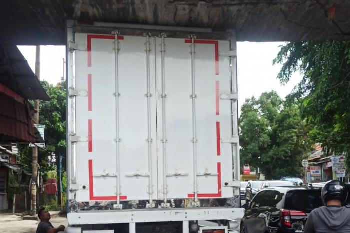 Kondisi truk yang menyangkut di Jembatan Talang Air Kedunghalang.