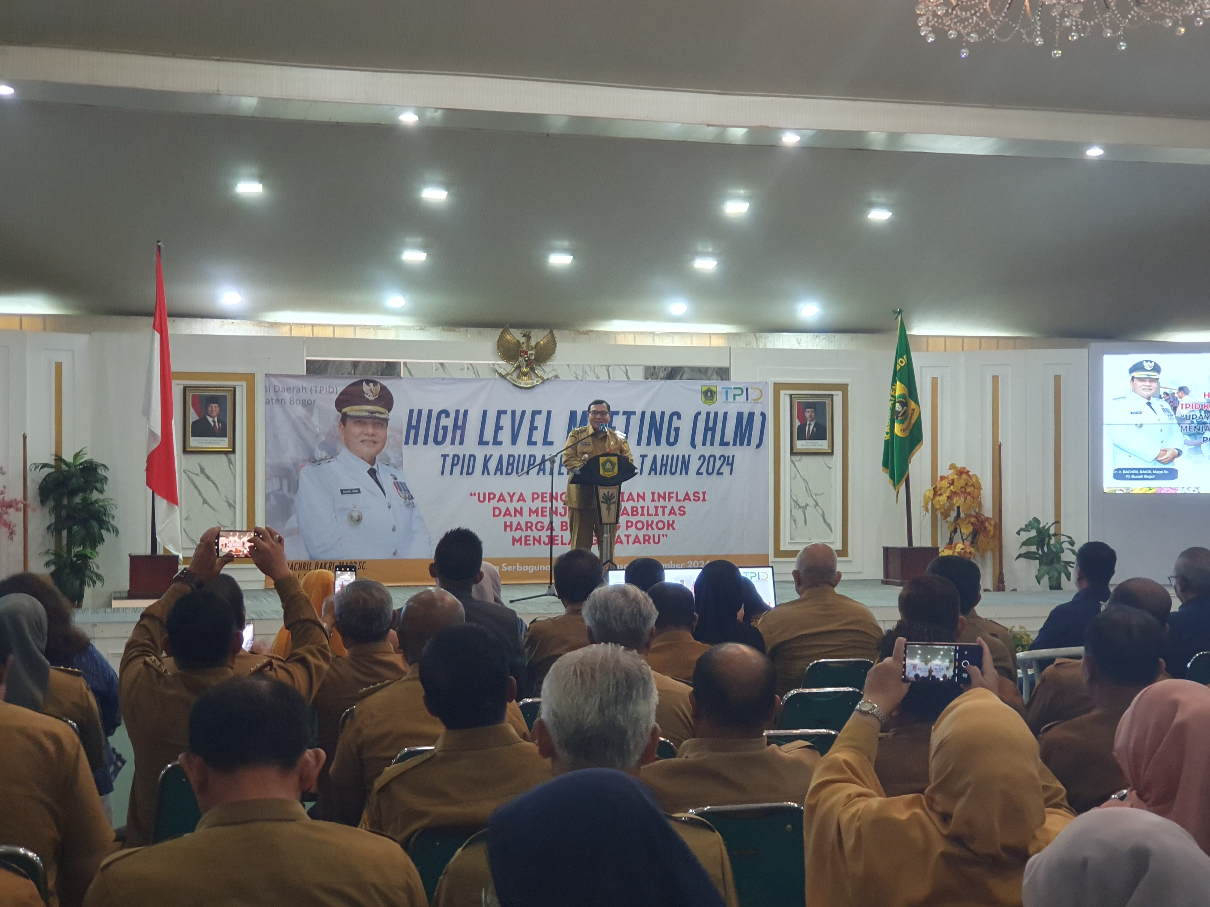 PJ Bupati Bogor, Bachril Bakri saat membuka acara Rakor High Level Meeting pengendalian inflasi di Kabupaten Bogor.