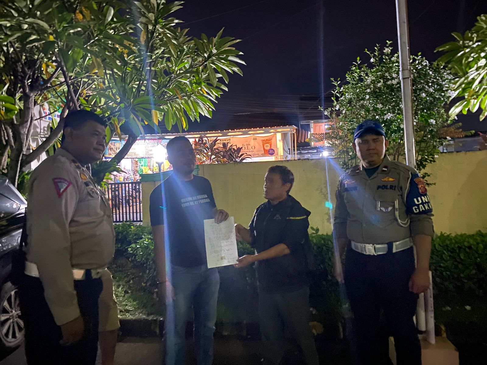 Penanganan laka lantas di Jalan Sholis oleh personel Polsek Tanah Sareal, Kota Bogor.