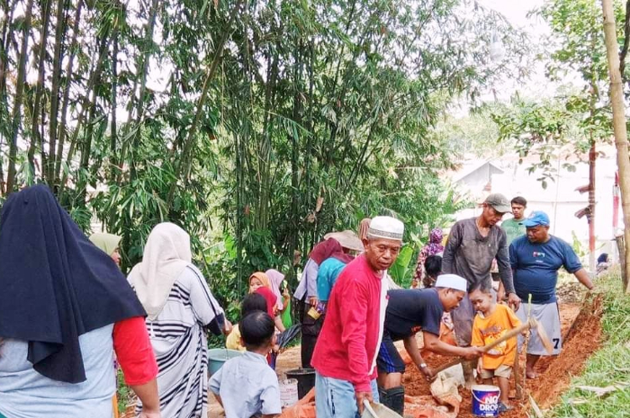 Memasuki musim hujan, warga Kalong Liud, Kecamatan Nanggung Bogor kerja bakti membersihkan saluran air.