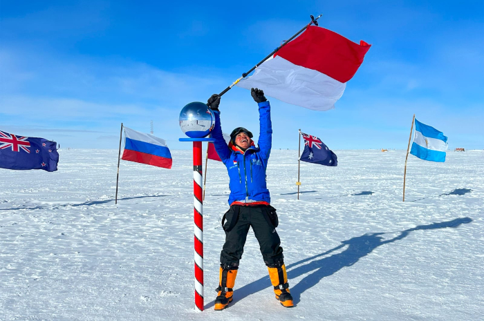 Putri Handayani saat mencapai puncak gunung.