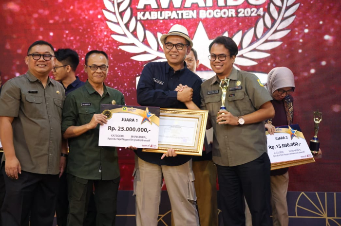 Pemberiaan penghargaan kepada ASN berprestasi oleh Pemkab Bogor pada ajang ASN Award 2024.