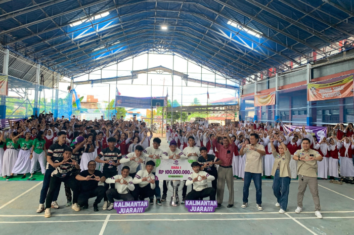 Penyerahan hadiah kepada SMK Medika Samarinda setelah menjadi juara AXIS Nation Cup 2024.