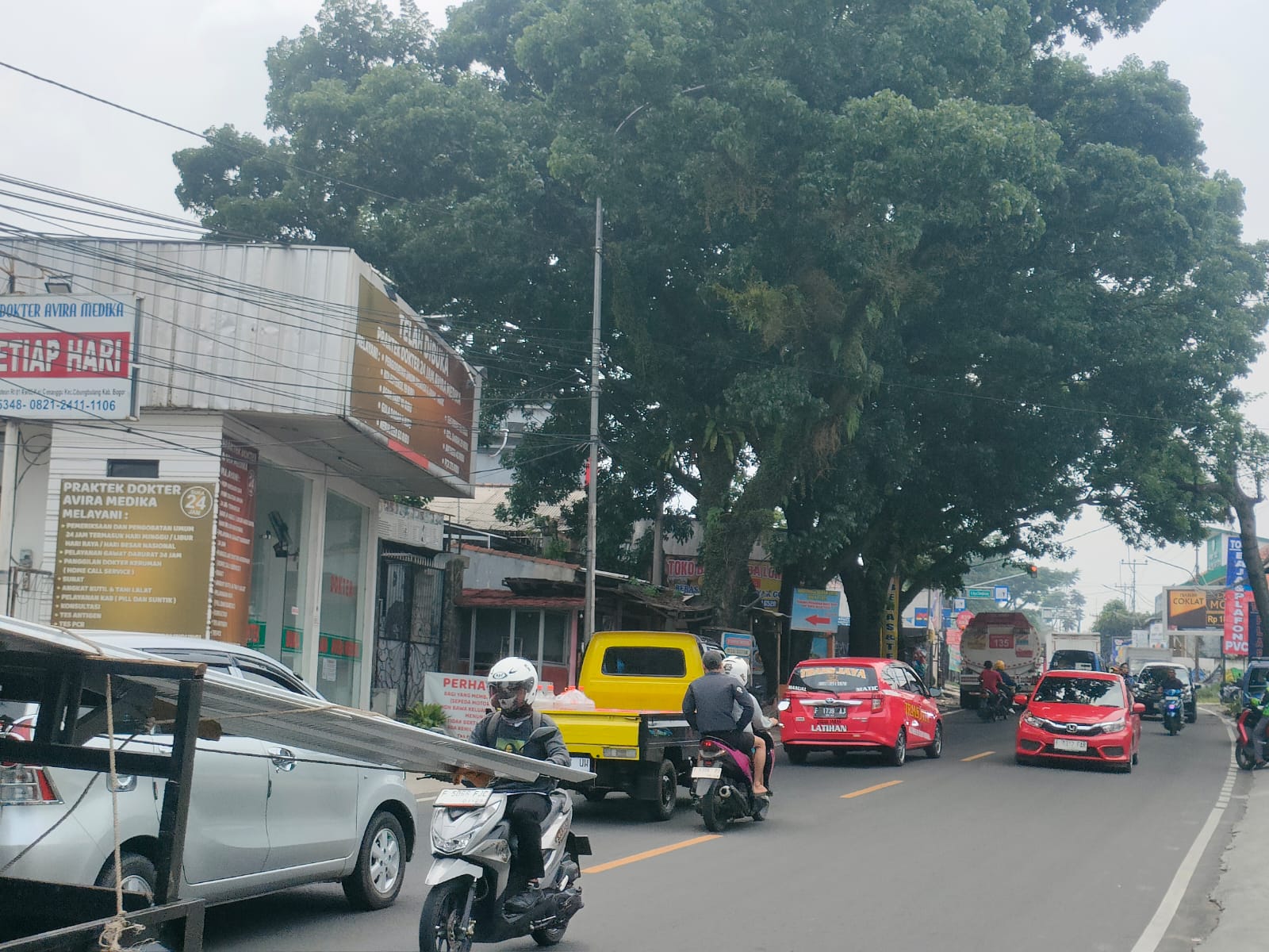 Macet di wilayah Leuwiliang mengarah Rancabungur, Kabupaten Bogor. Pemkab bakal bangun jalan alternatif.