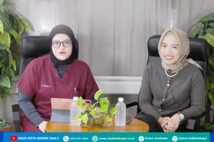 Dokter Spesialis Mata RSUD Kota Bogor, dr Mareta Gustia Ningsih (kiri) saat menerangkan soal penyakit Keratoconus.