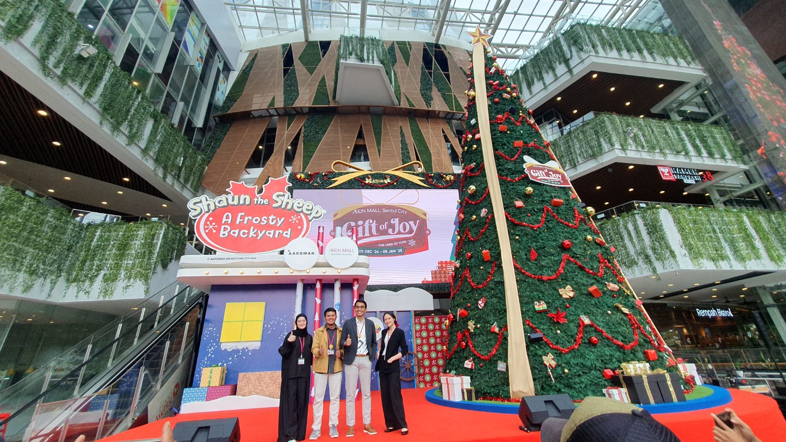 Suasana dekorasi AEON Mall Sentul City menyambut Natal dan Tahun Baru 2025.