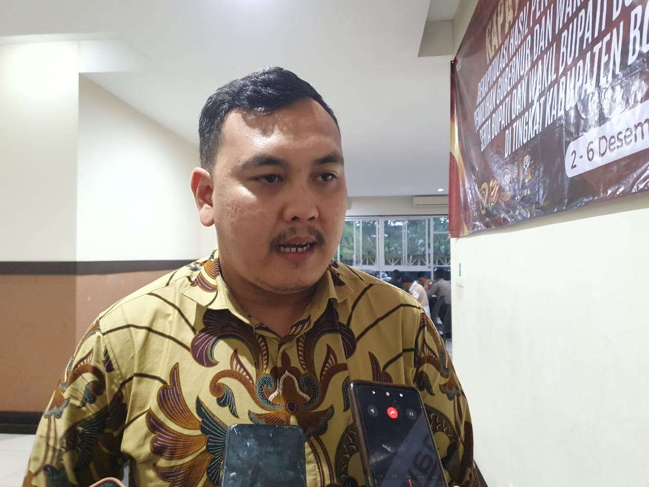 Ketua KPU Kabupaten Bogor, M Adi Kurnia saat dimintai keterangan soal petugas Pilkada 2024 yang meninggal dunia.
