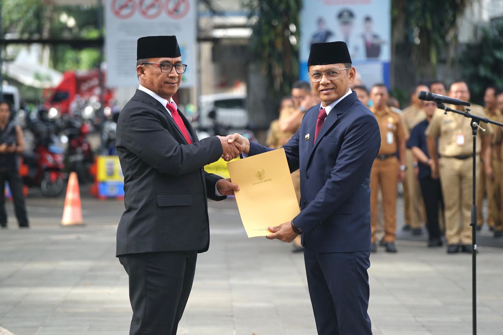 Penjabat (Pj) Wali Kota Bogor, Hery Antasari resmi melantik Pj Sekretaris Daerah (Sekda) Kota Bogor, Hanafi di Plaza Balai Kota Bogor, Senin (2/12/2024) pagi.