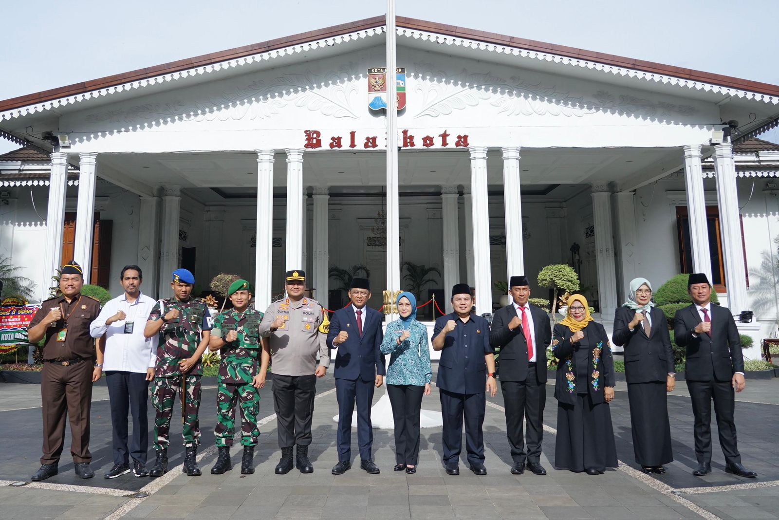 Penjabat (Pj) Wali Kota Bogor, Hery Antasari resmi melantik Pj Sekretaris Daerah (Sekda) Kota Bogor, Hanafi di Plaza Balai Kota Bogor, Senin (2/12/2024) pagi.