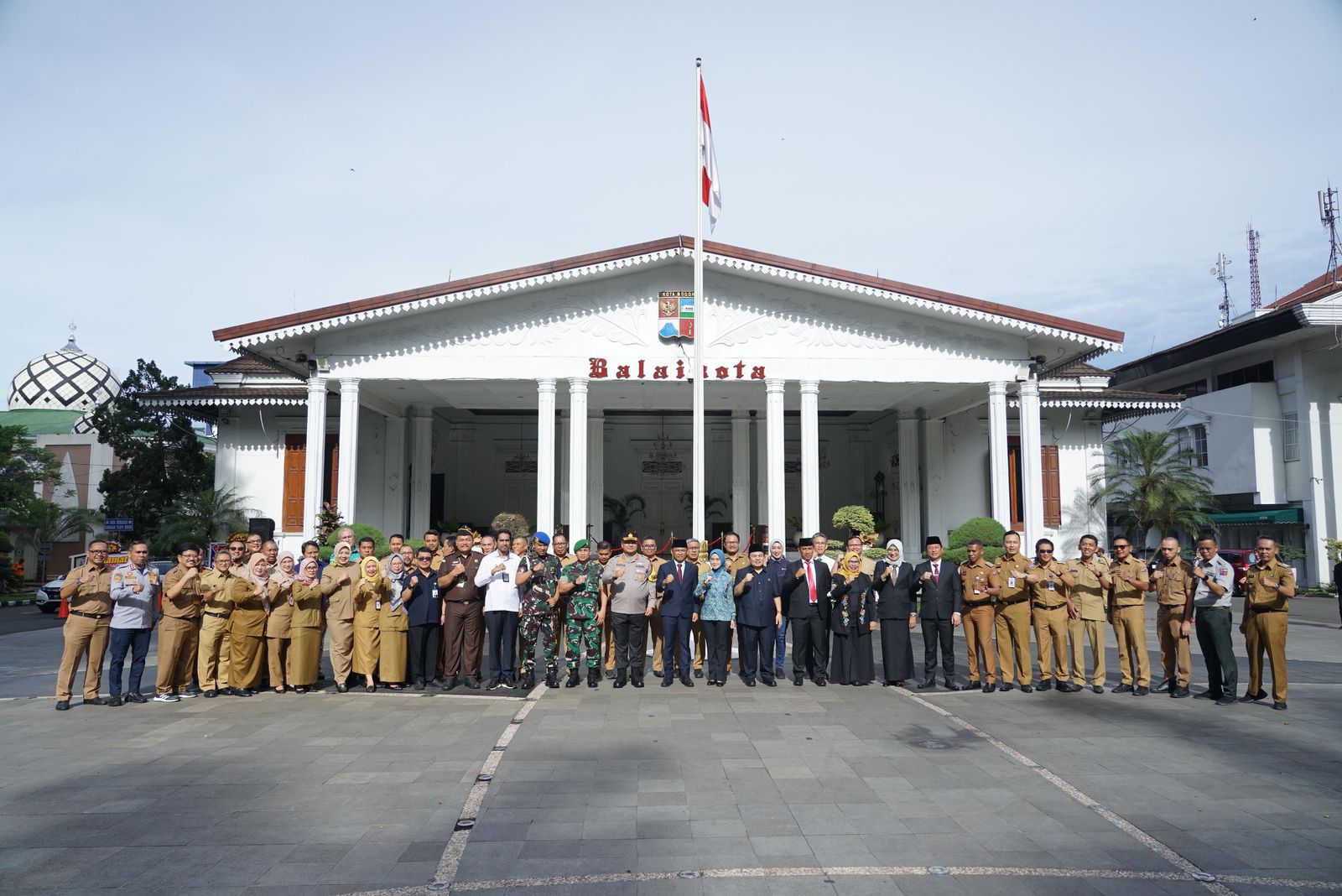 Penjabat (Pj) Wali Kota Bogor, Hery Antasari resmi melantik Pj Sekretaris Daerah (Sekda) Kota Bogor, Hanafi di Plaza Balai Kota Bogor, Senin (2/12/2024) pagi.