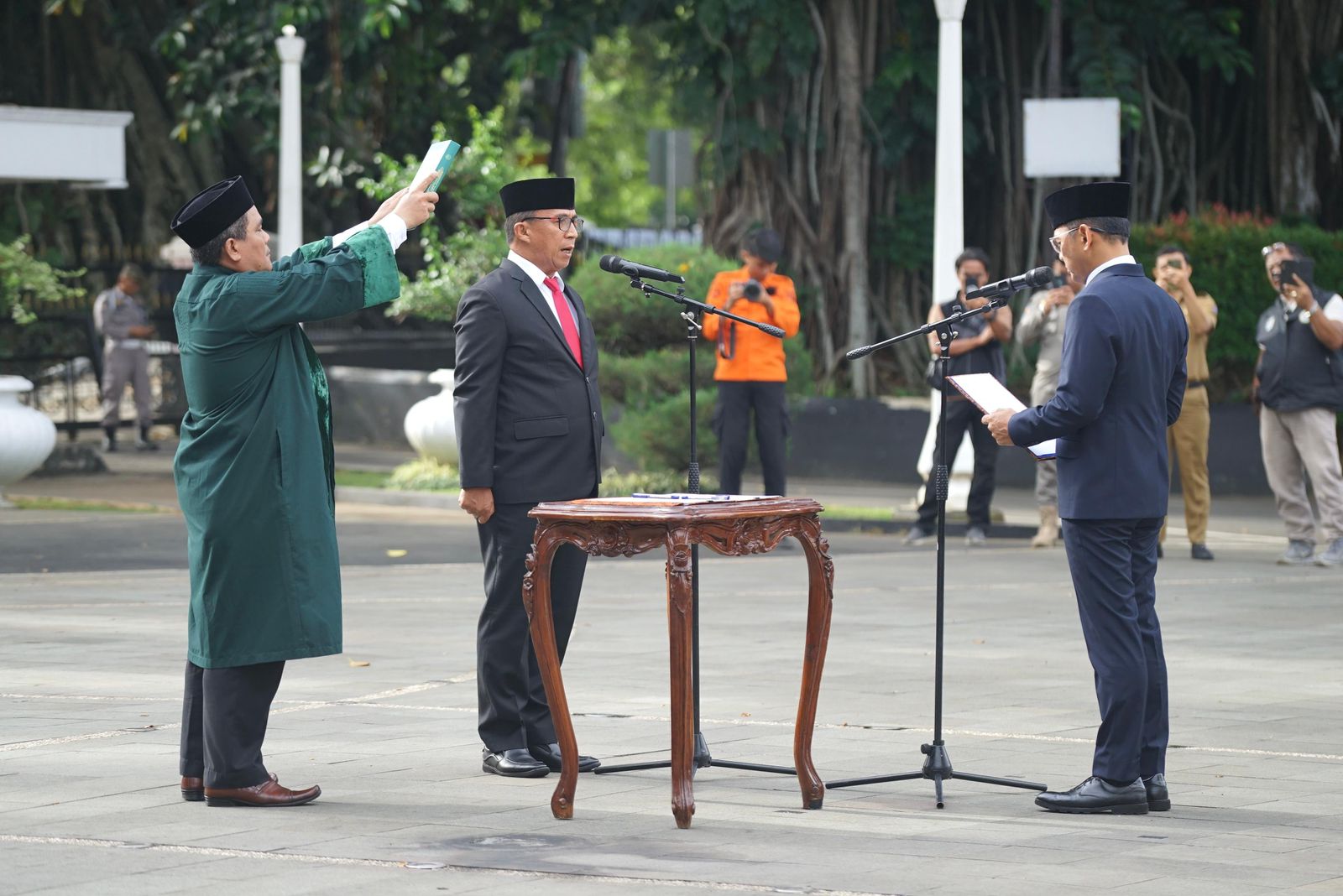 Penjabat (Pj) Wali Kota Bogor, Hery Antasari resmi melantik Pj Sekretaris Daerah (Sekda) Kota Bogor, Hanafi di Plaza Balai Kota Bogor, Senin (2/12/2024) pagi.