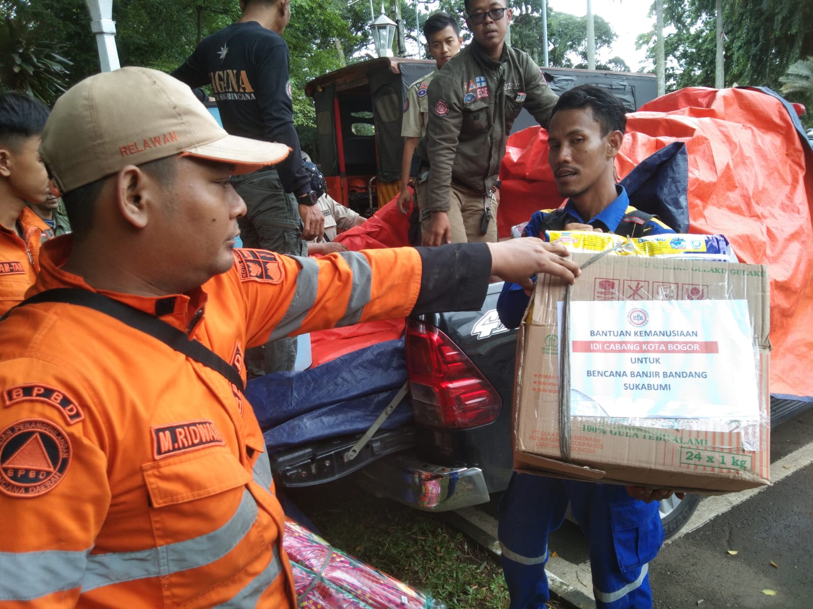 Petugas BPBD Kota Bogor menyiapkan bantuan logistik untuk dikirim ke Kabupaten Sukabumi.