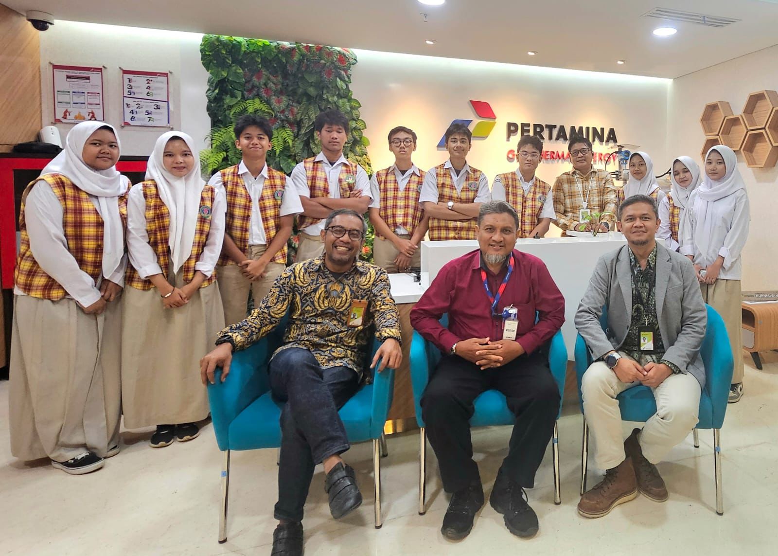 Siswa kelas XII SMA Bina Insani, Bogor, mengikuti kegiatan Observasi Lapang Profesi, 20 hingga 26 November 2024.