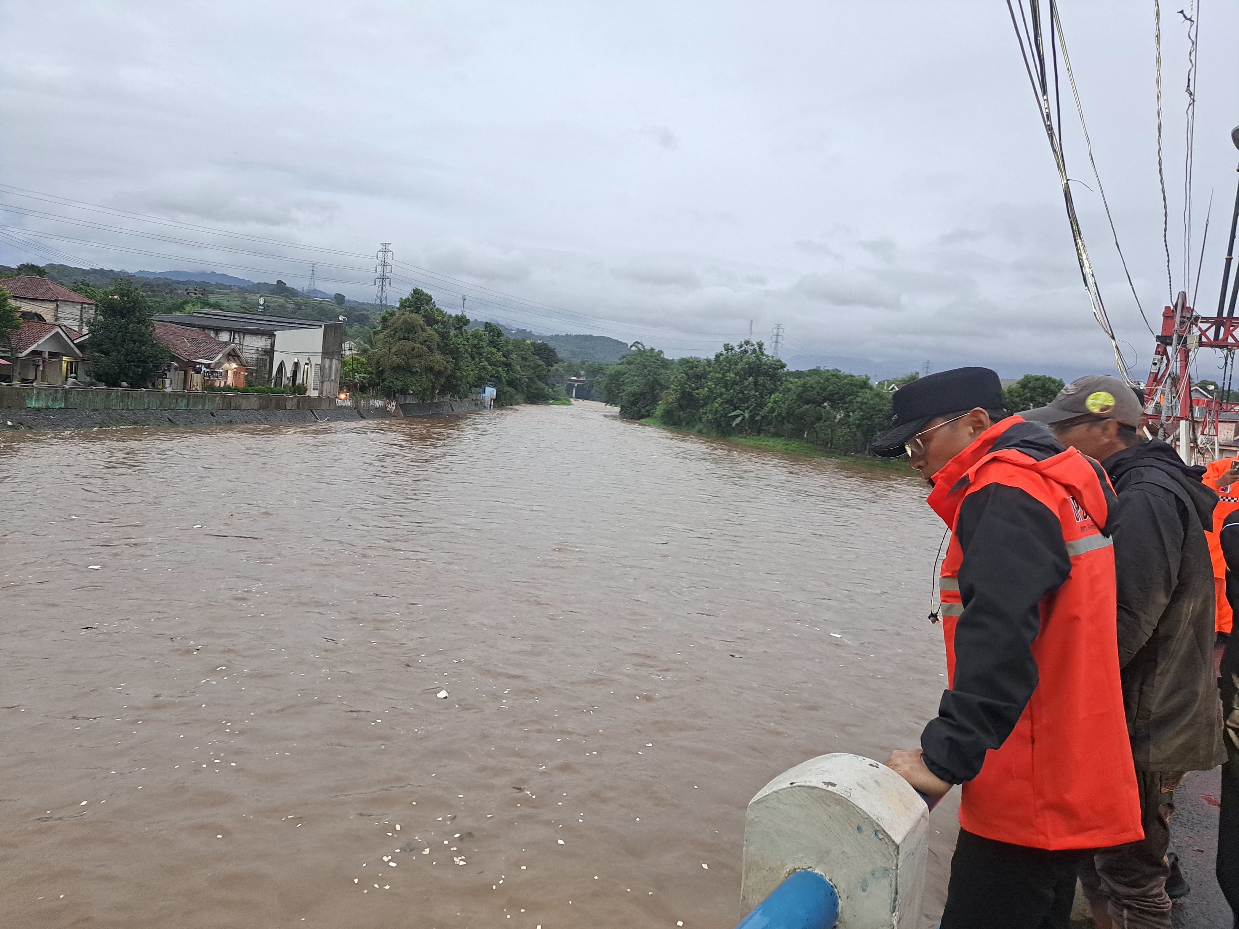 Pj Wali Kota Bogor, Hery Antasari saat meninjau Bendung Katulampa.