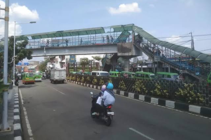 Kondisi JPO Paledang yang sudah rusak dan mengkhawatirkan.