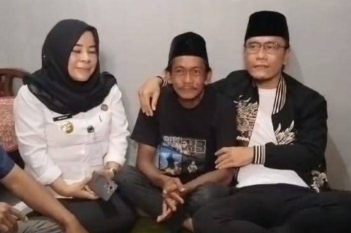 Miftah Maulana Habiburrahman (dua dari kanan) mengunjungi rumah Sunhaji (tengah) di Dusun Gesari, Desa Banyusari, Kecamatan Grabag, Kabupaten Magelang, Rabu (4/12).