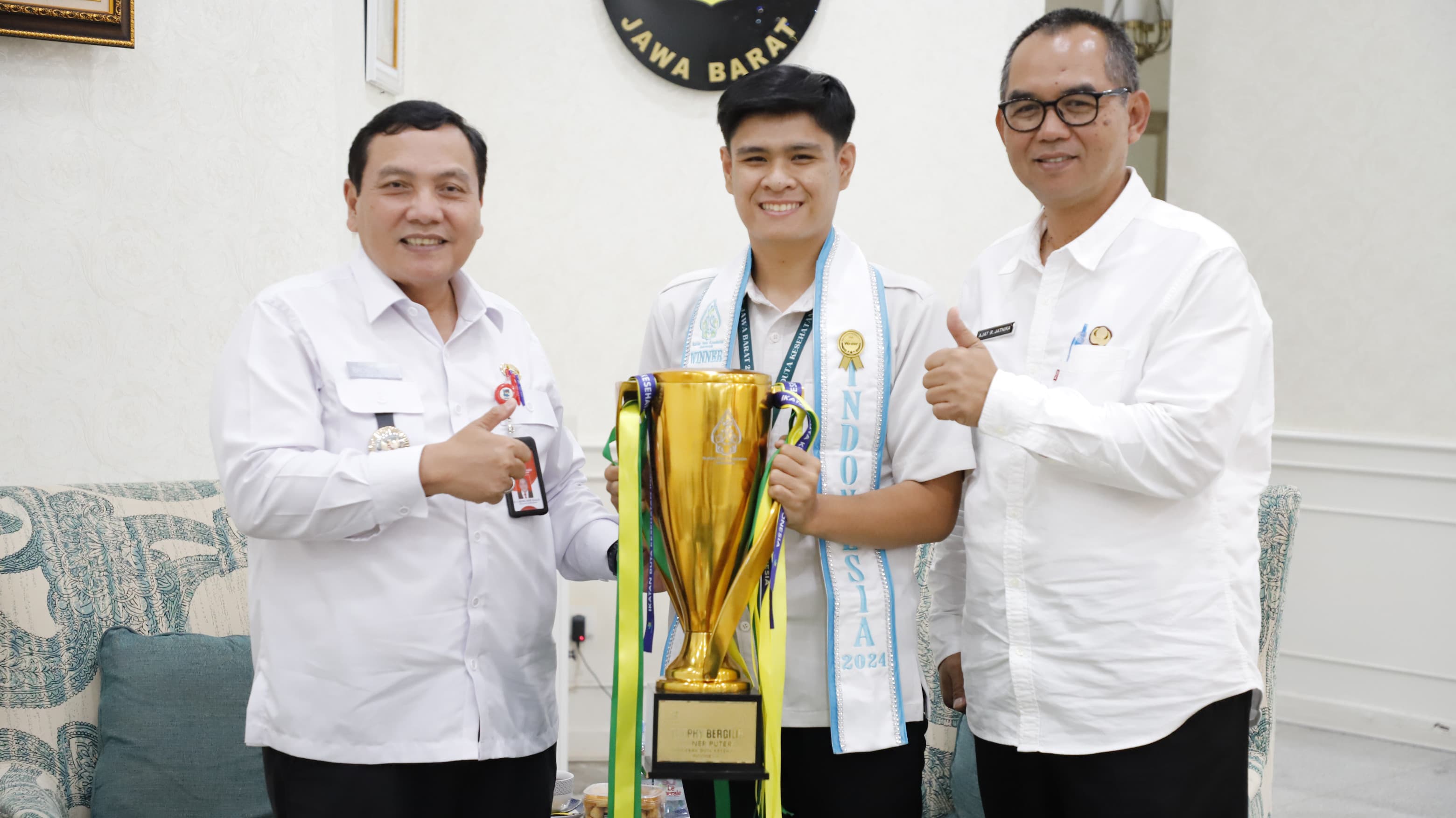Pj Bupati Bogor Bachril Bakri bersama Sekda Ajat saat bertemu dengan   Mochamad Djanu Anshar sang juara Nasional Duta Kesehatan Indonesia.