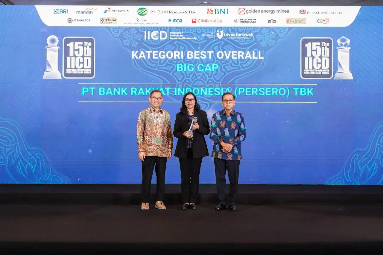 BRI saat meraih penghargaan di ajang The 15th IICD Corporate Governance Conference and Award.