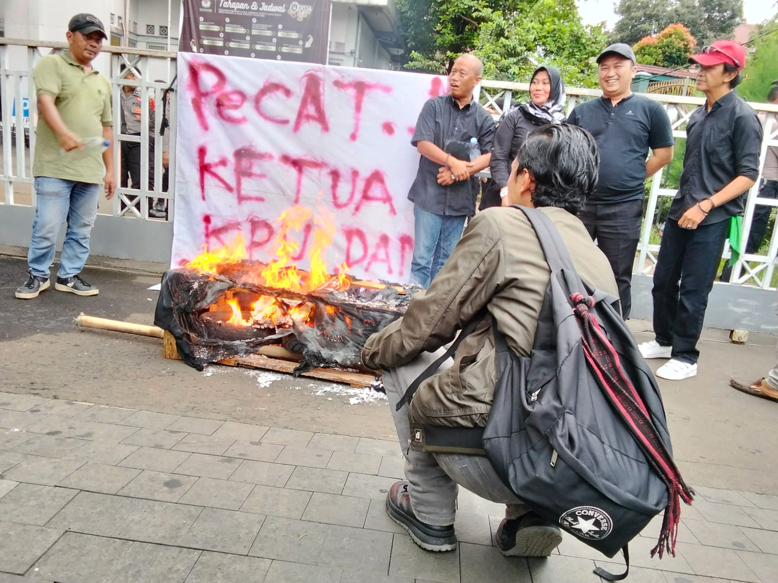 Aksi demonstran di Jalan Tegar Beriman, Cibinong, Kabupaten Bogor yang membakar keranda jenazah.