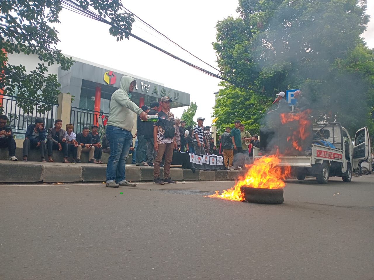Demo warga di depan Kantor KPU dan Bawaslu Kabupaten Bogor yang sebut Pilkada tidak adil.