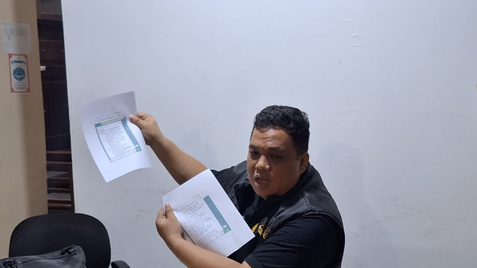Komisioner Bawaslu Kota Bogor, Supriantona Siburian saat konferensi pers terkait dugaan pelanggaran Pilkada yang dilakukan Komisioner KPU dan salah satu calon walikota.