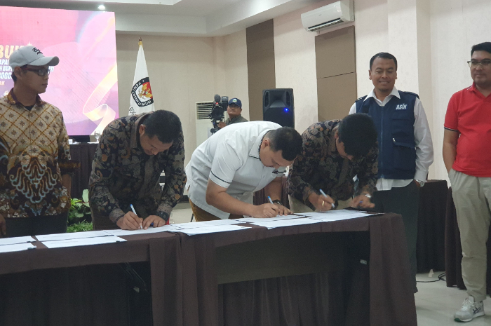KPU saat mendatangani hasil perolehan suara Pilkada di Kabupaten Bogor.