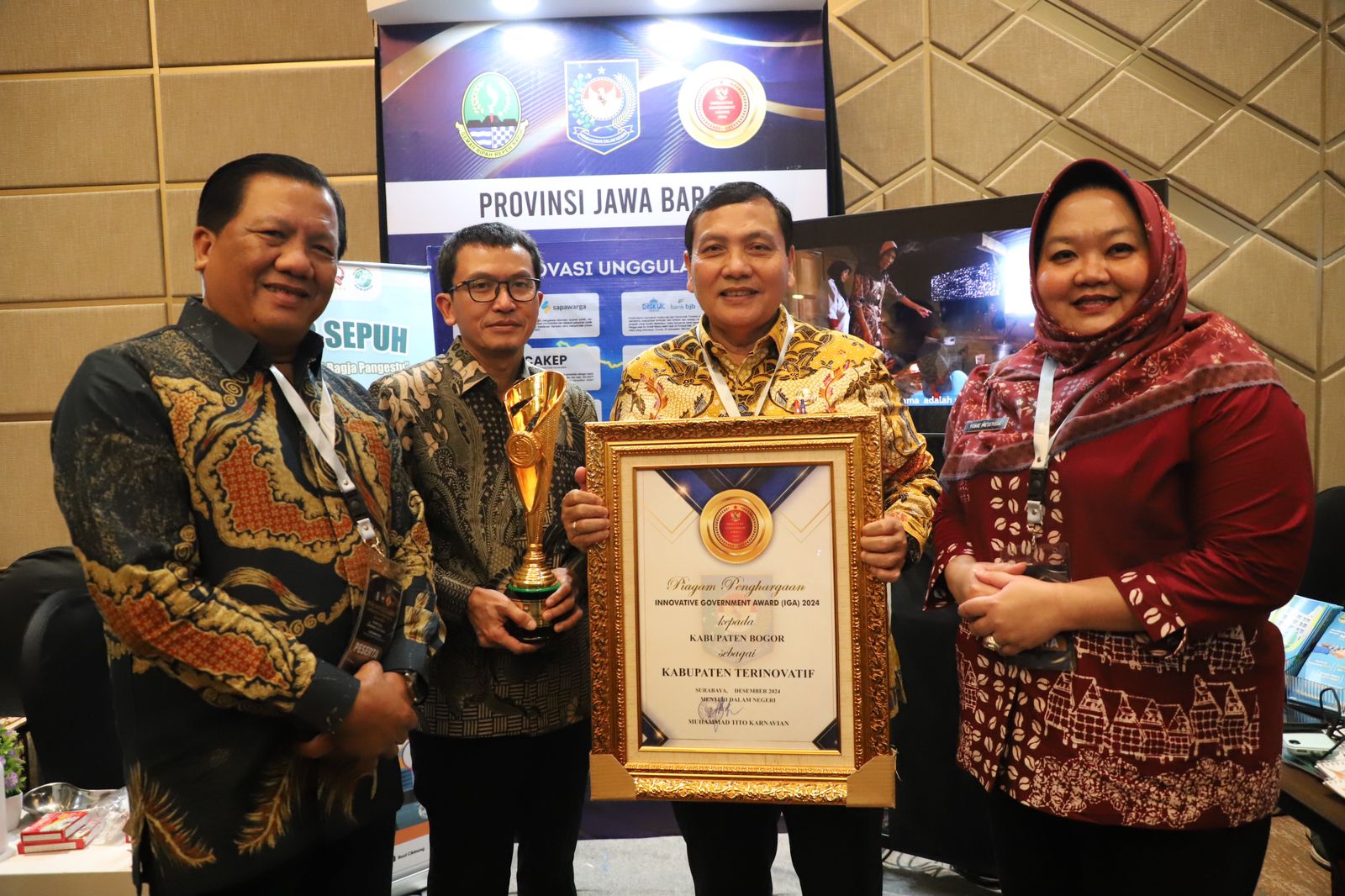 Pj Bupati Bogor Bachril Bakri beserta jajarannya saat menerima penghargaan IGA Award 2024 untuk Pemkab Bogor.