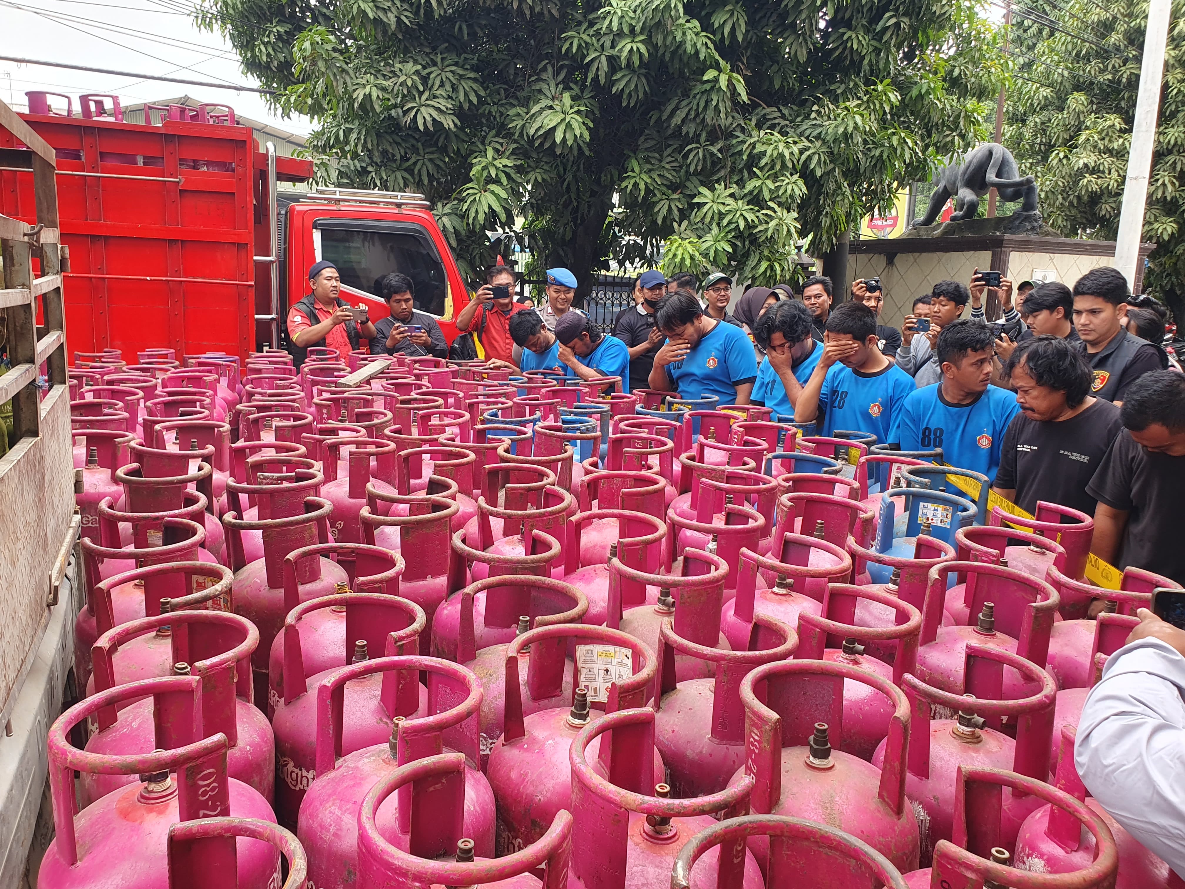 Ratusan gas subsidi dan non subsidi hasil oplosan yang berhasil diamankan polisi di Klapanunggal Bogor.