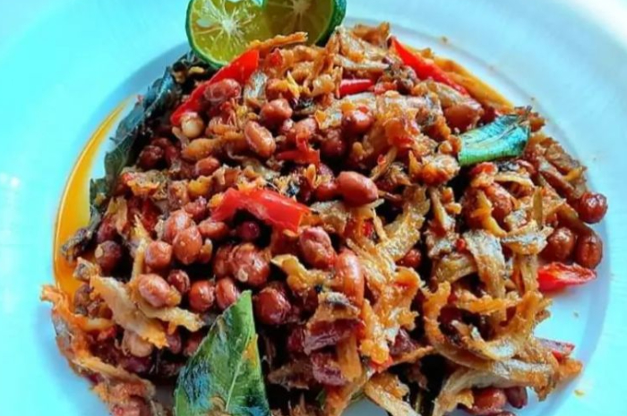 Oseng kacang teri pedas manis, sajian khas Indonesia yang bakal memanjakan lidah anda.