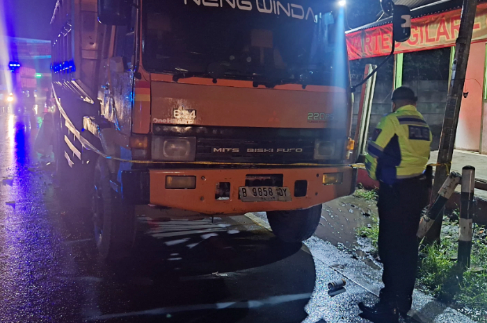 Truk tambang yang terlibat kecelakaan hingga menewaskan pengendara motor di Gunungsindur Bogor.